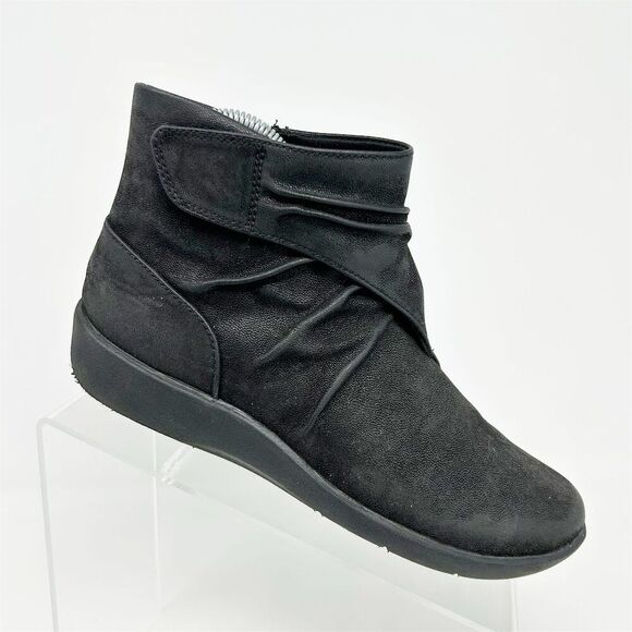 Clarks Women's Cloudsteppers Black Casual Flat Ankle Booties Size 6.5M - Picture 1 of 13